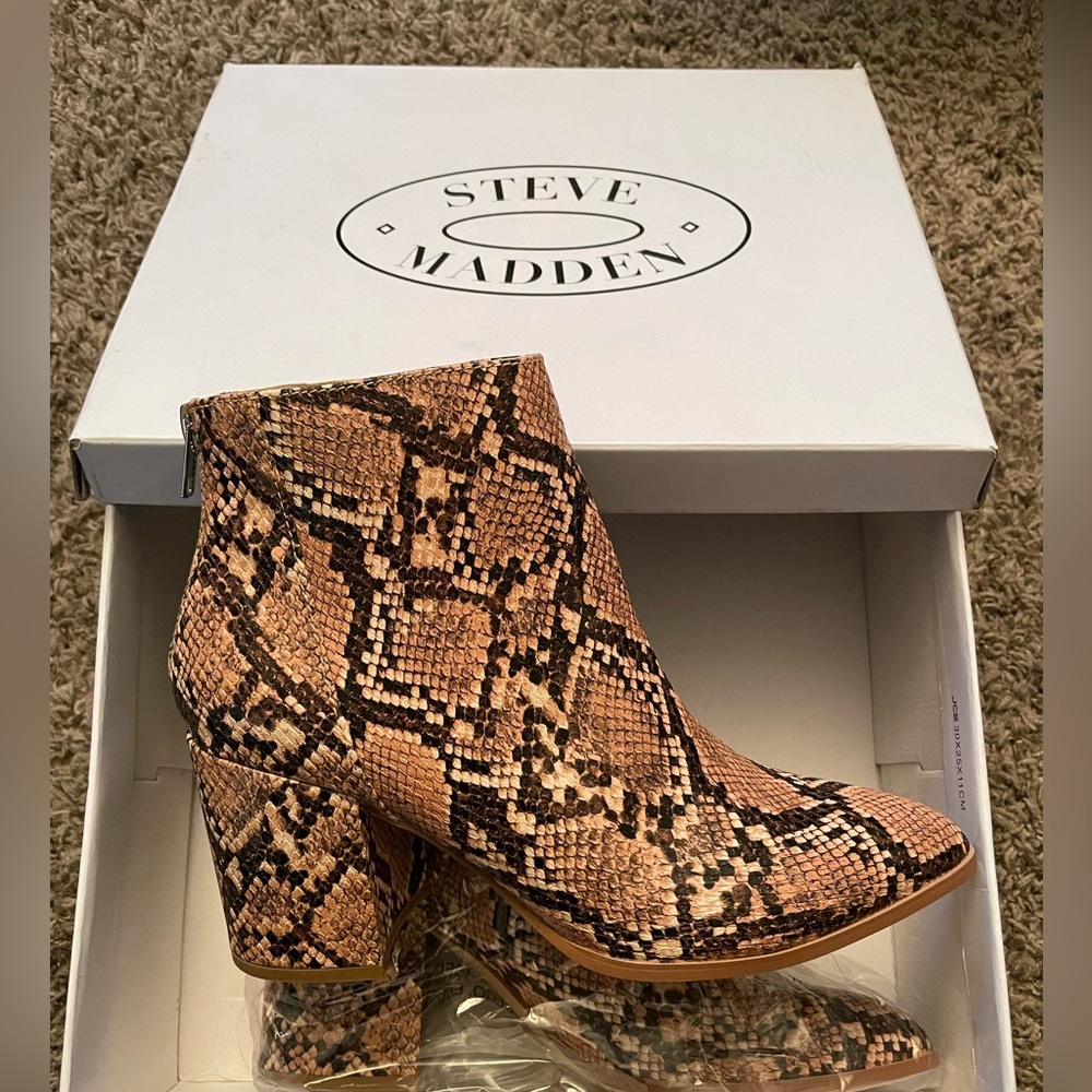 NWT Steve Madden Julianna Pointed Toe Embossed Block Heel Snake Booties Size 8
